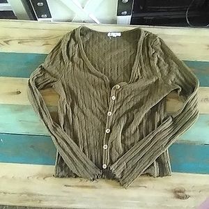 Cute dark sage sweater. Size medium but fits a sa small and Antistar